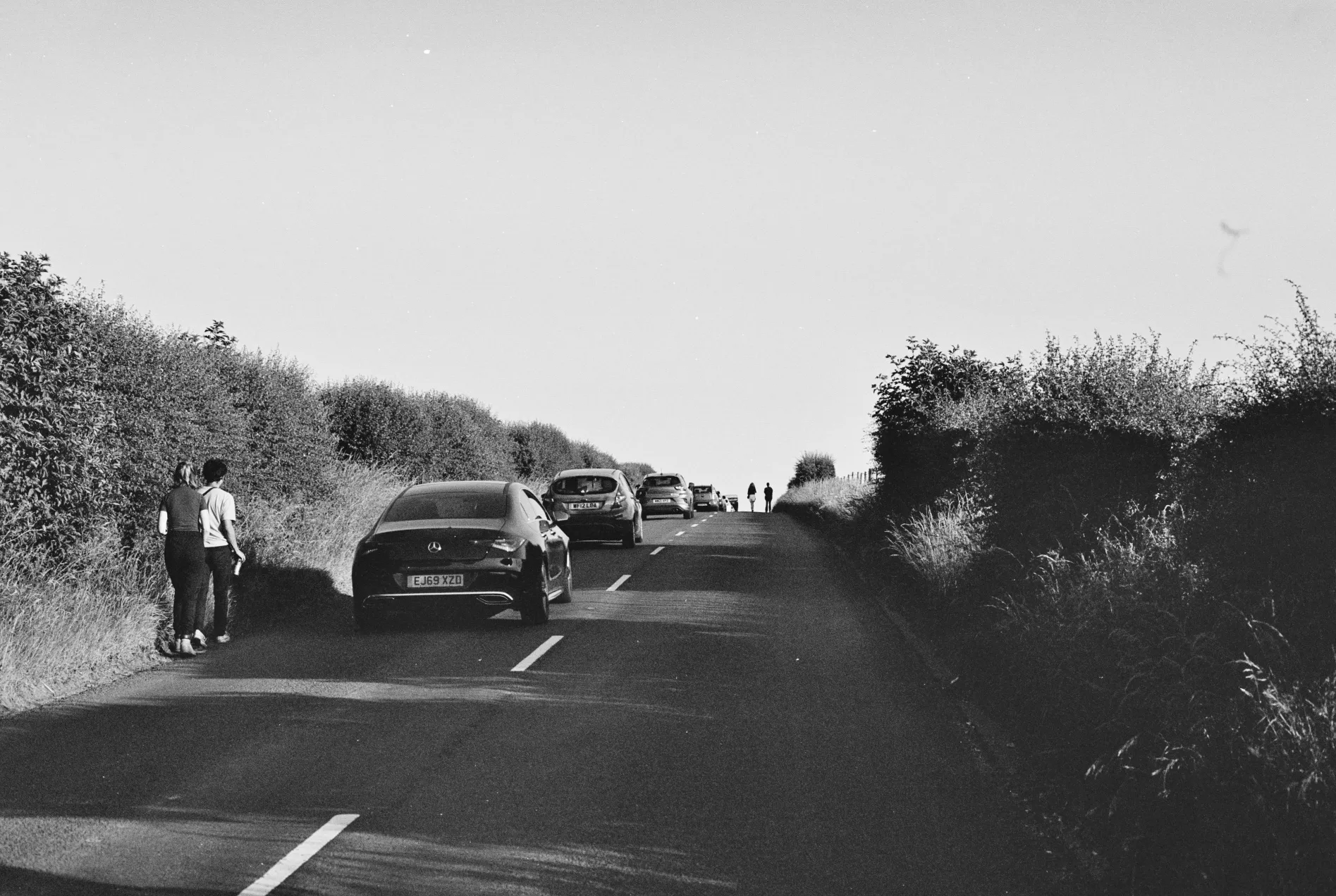 cars leading to stonehenge